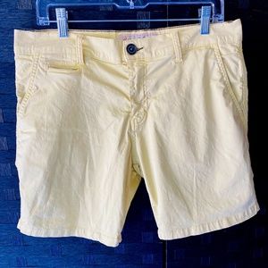 Eight X pale yellow short